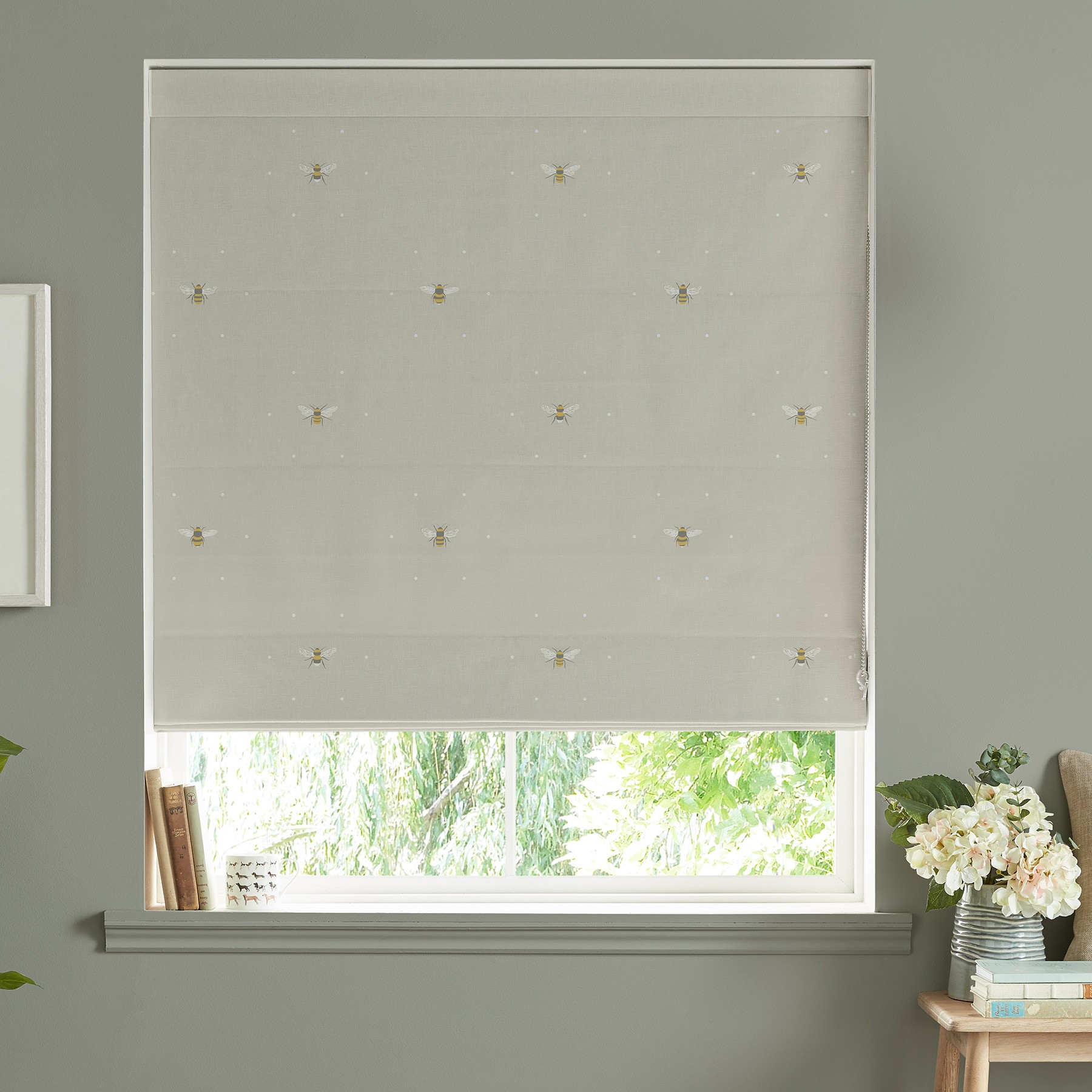 Sophie Allport Bee Soft Linen Roman Blind